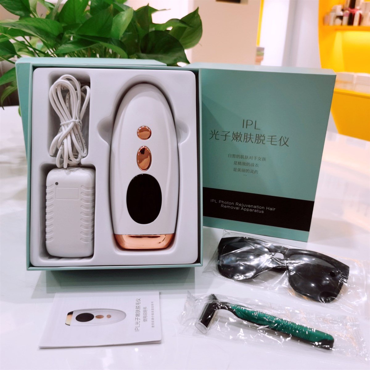 Donma Noktası Özelliğine Sahip Çok Fonksiyonlu Tüy Alma Aleti