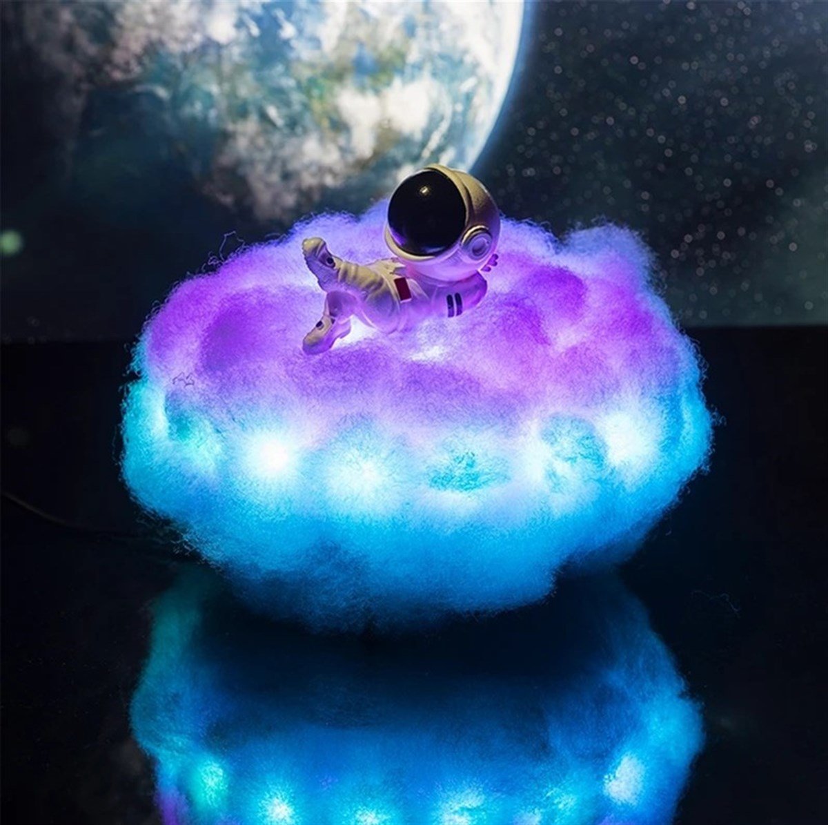 Tcherchi Dekoratif Bulut Üstünde Renk Değiştiren Astronot Gece Lambası