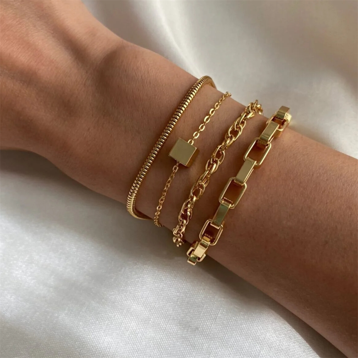 Tcherchi Küp Detaylı Dörtlü Kombin Bileklik