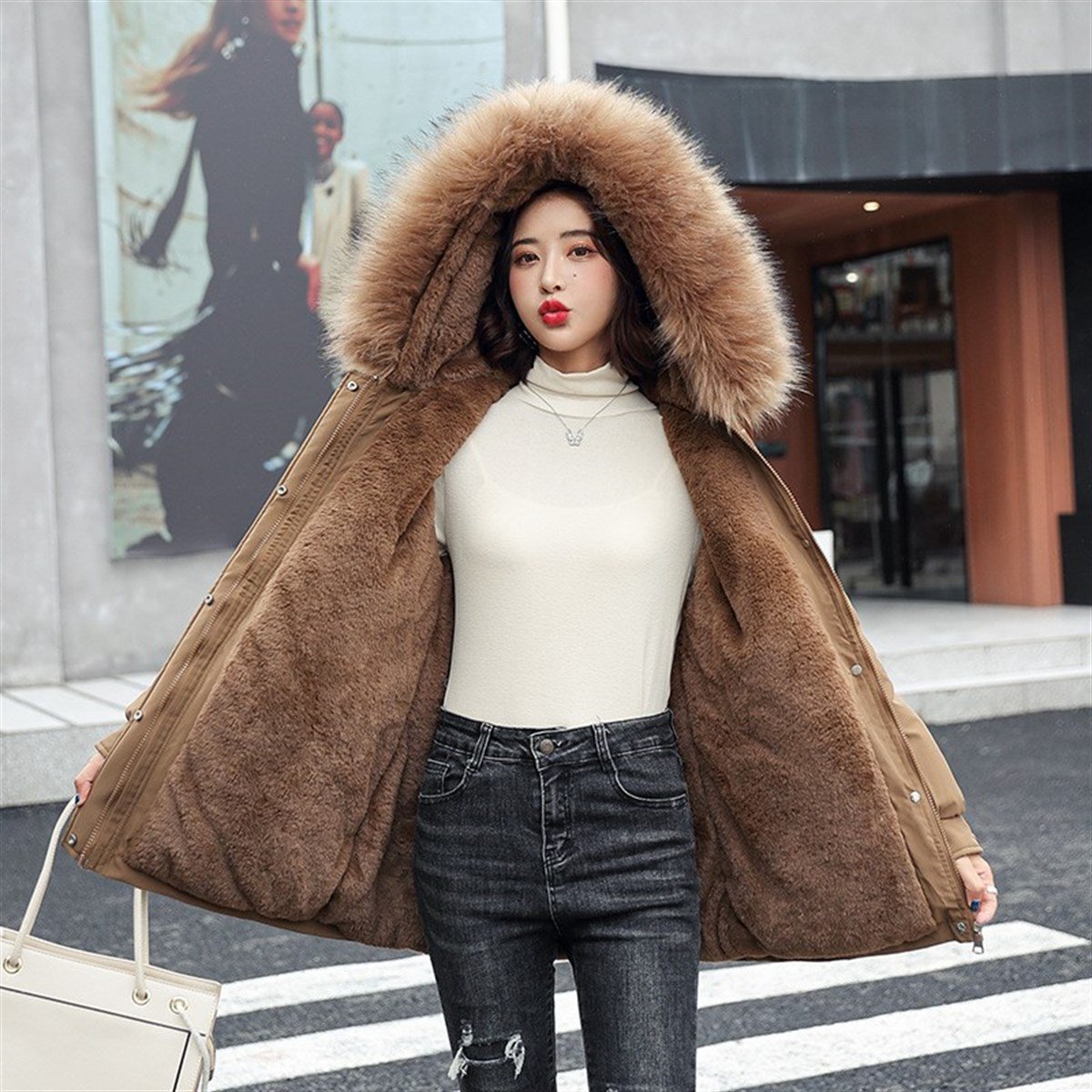 Tcherchi Kürk Yaka Kapüşonlu İçi Yünlü Kadın Mont