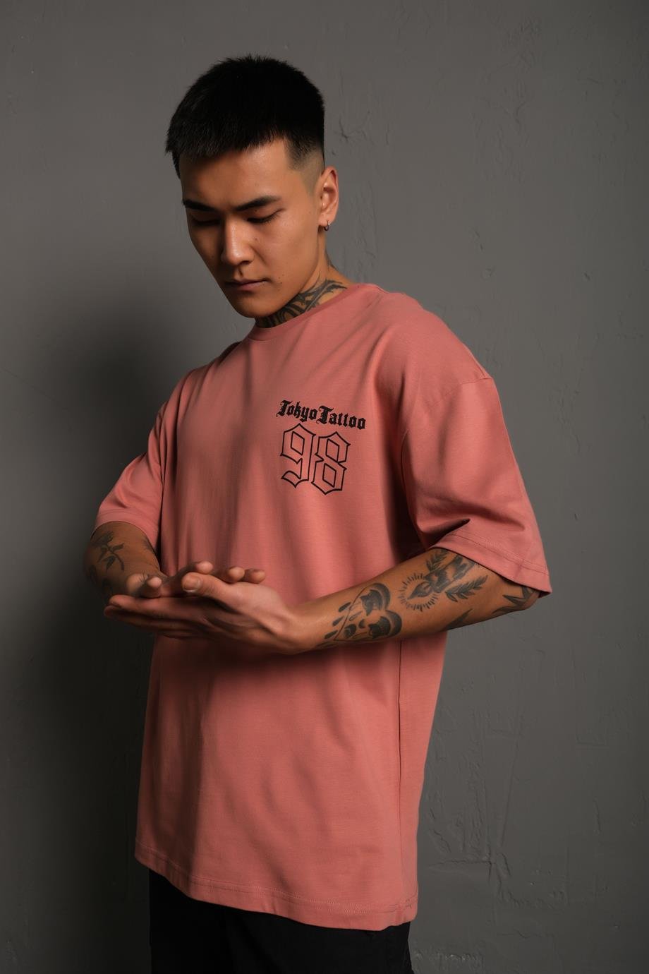 T-SHİRTGül Kurusu Tokyo 98 Baskılı Oversize Basic Tshirt | VİP LOKAL1076-GülGül Kurusu Tokyo 98 Baskılı Oversize Basic Tshirt