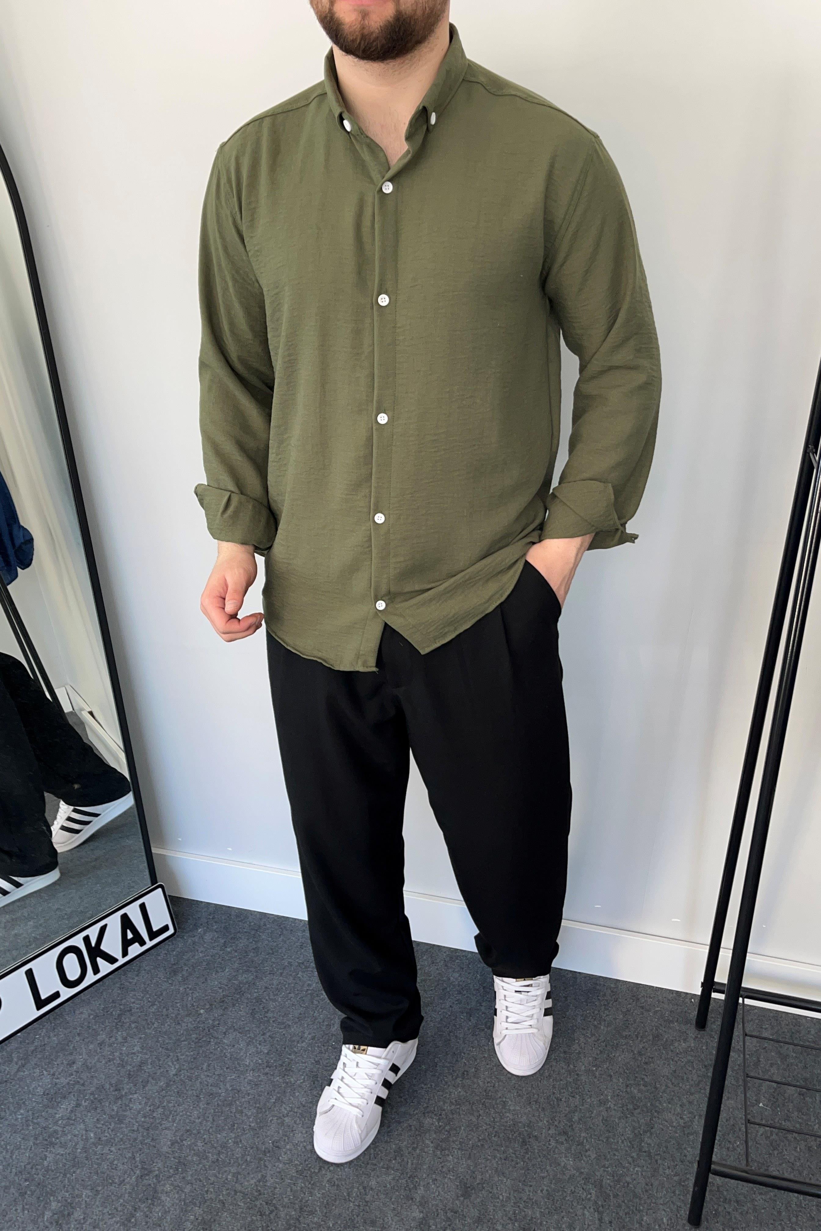 GÖMLEKHaki Yeşil Slim Fit Dar Kesim Düğmeli Yaka Dokulu Keten Gömlek | VİP LOKAL1317-HakiHaki Yeşil Slim Fit Dar Kesim Düğmeli Yaka Dokulu Keten Gömlek