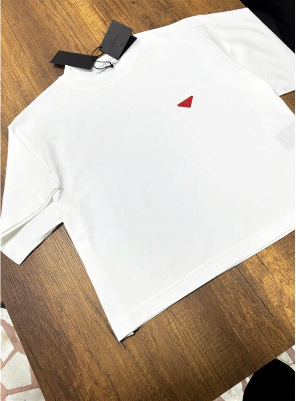 Prada kırmızı plakalı tshirt