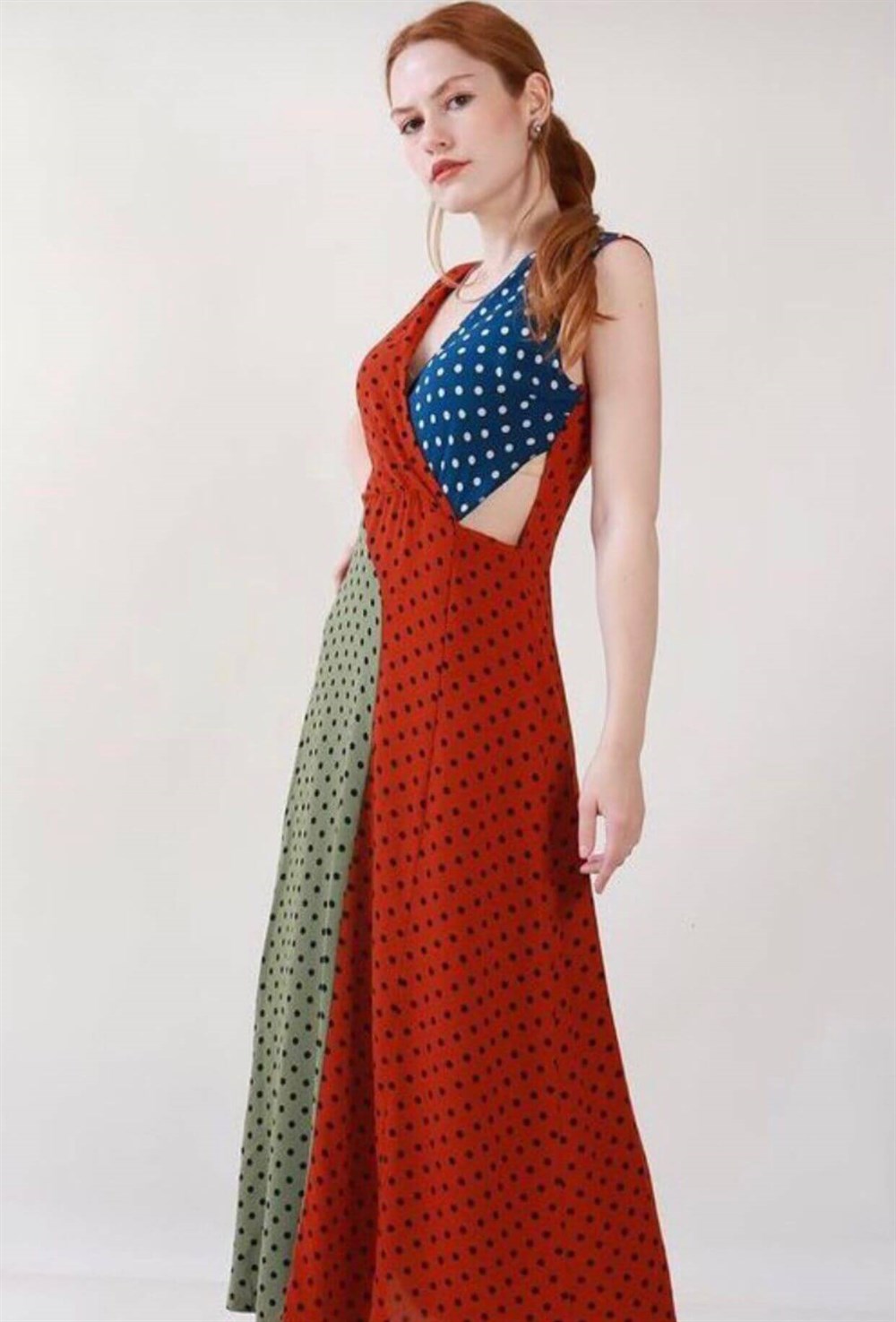 Puantiyeli yanı dekolteli elbise