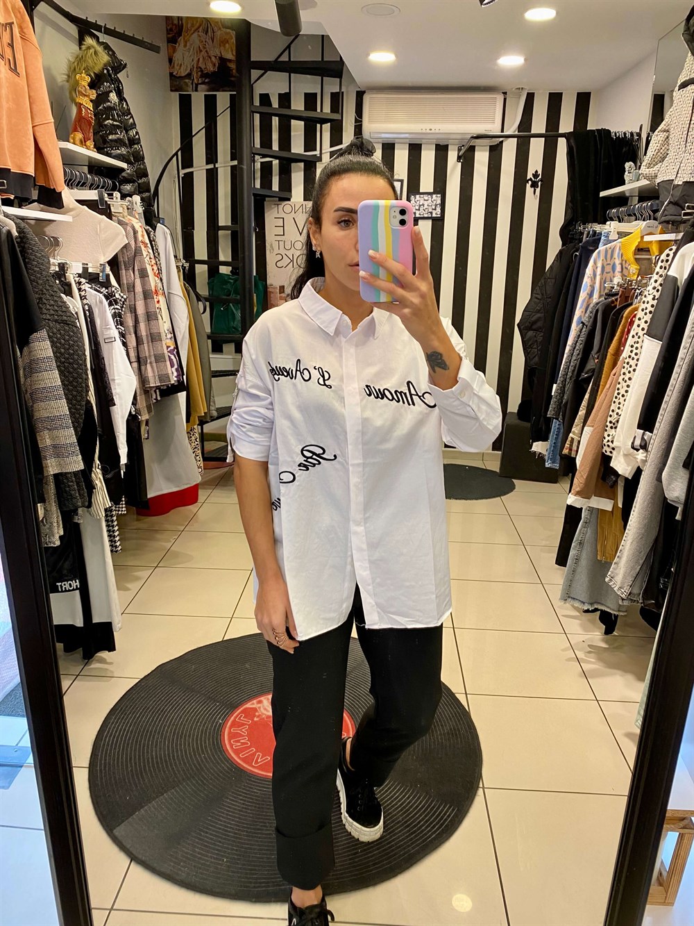 Yazılı nakışlı gömlek