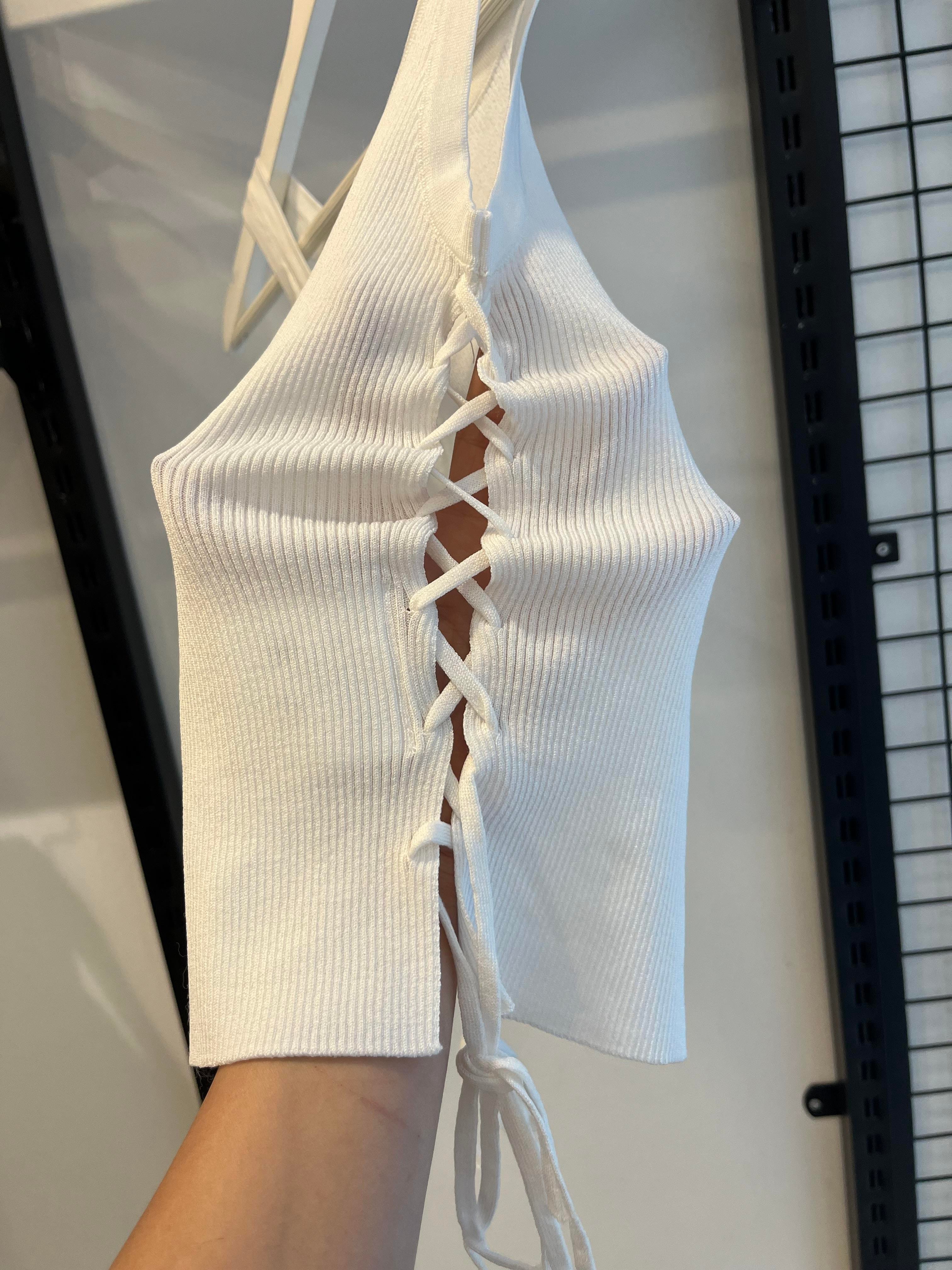 YENİ SEZON MİU DETAYLI BEYAZ TANK TOP