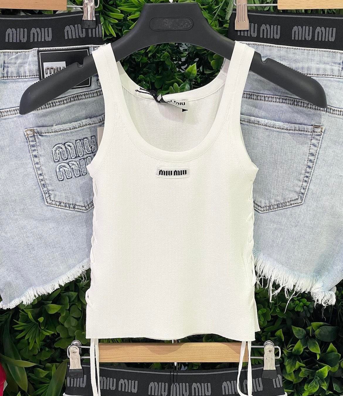 YENİ SEZON MİU DETAYLI BEYAZ TANK TOP