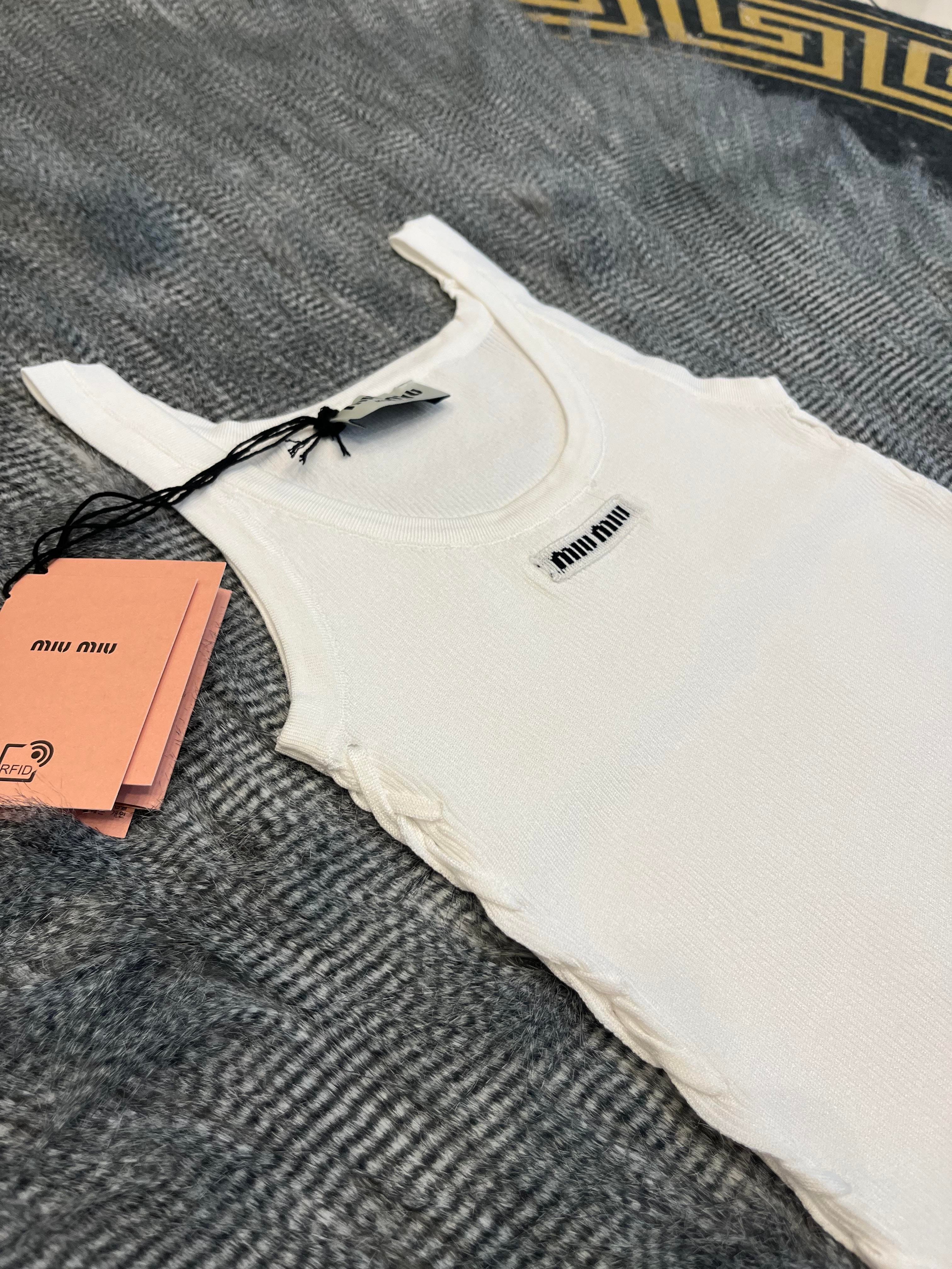 YENİ SEZON MİU DETAYLI BEYAZ TANK TOP