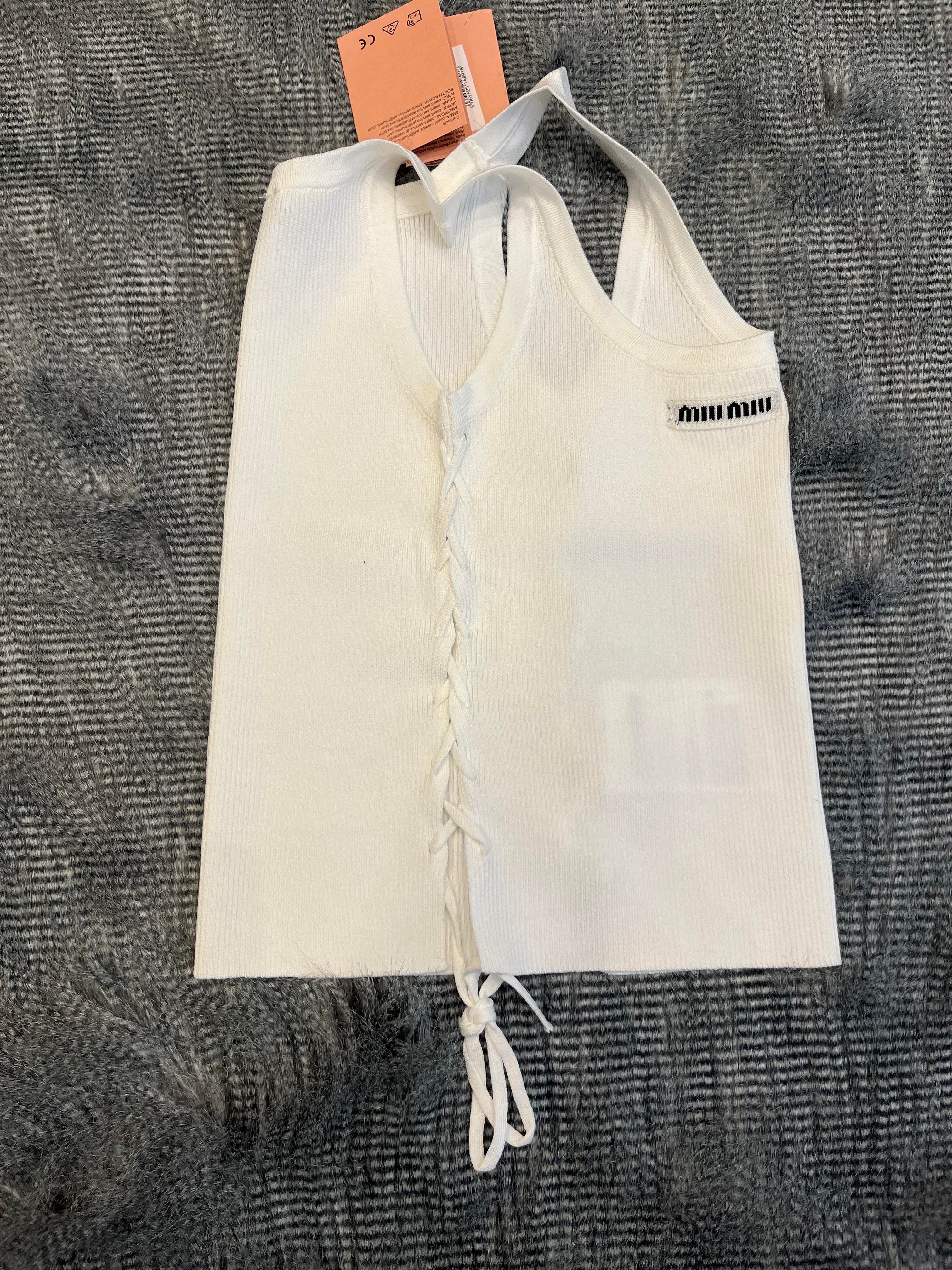 YENİ SEZON MİU DETAYLI BEYAZ TANK TOP
