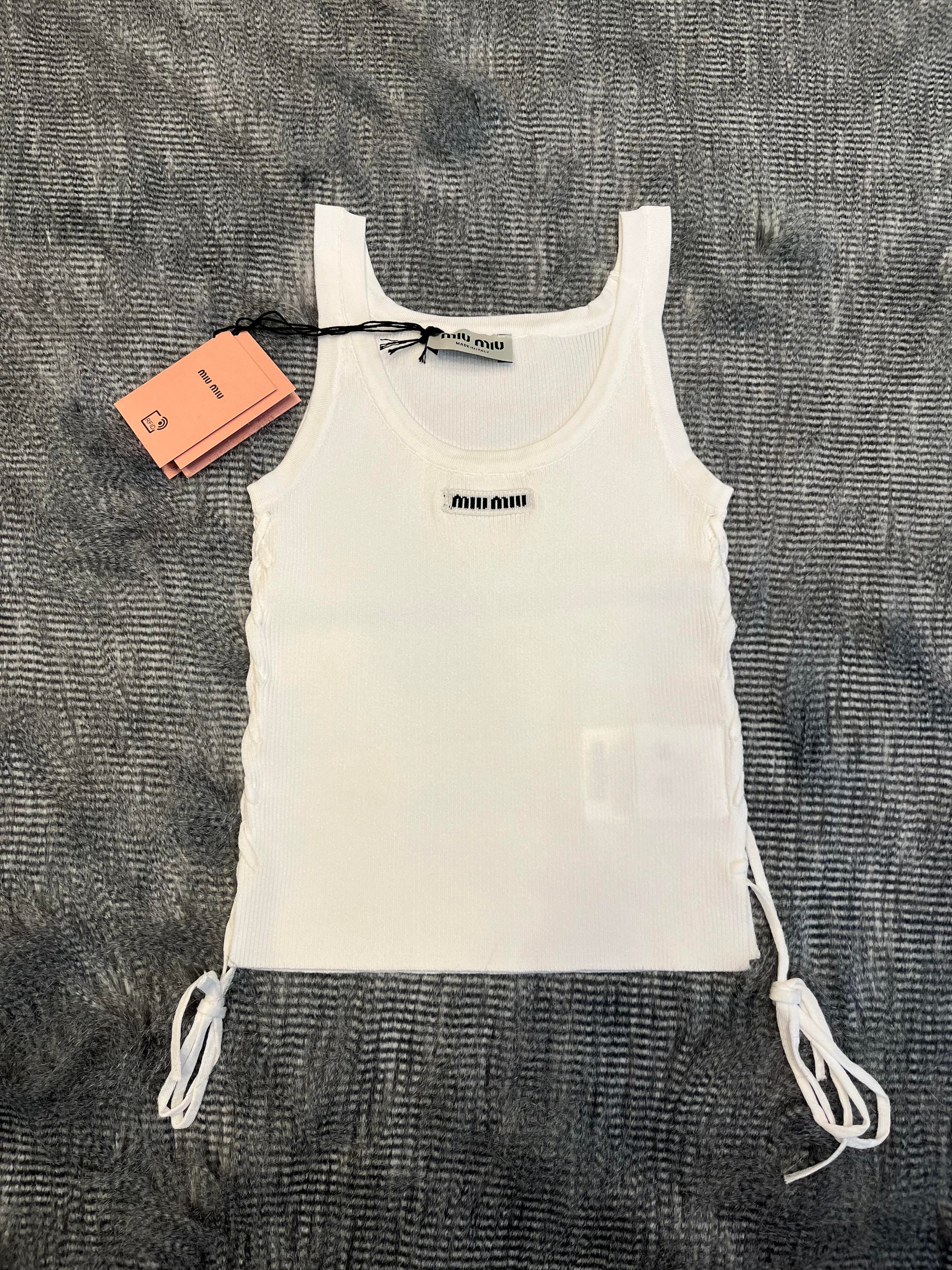 YENİ SEZON MİU DETAYLI BEYAZ TANK TOP
