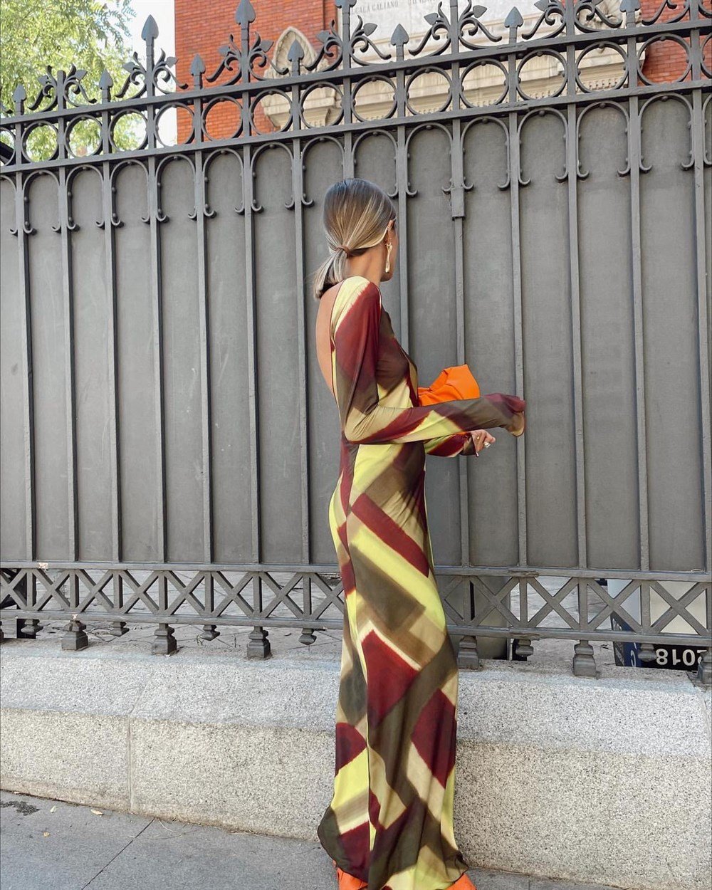 ZR RENKLİ TÜL ARKA DEKOLTELİ ELBİSE