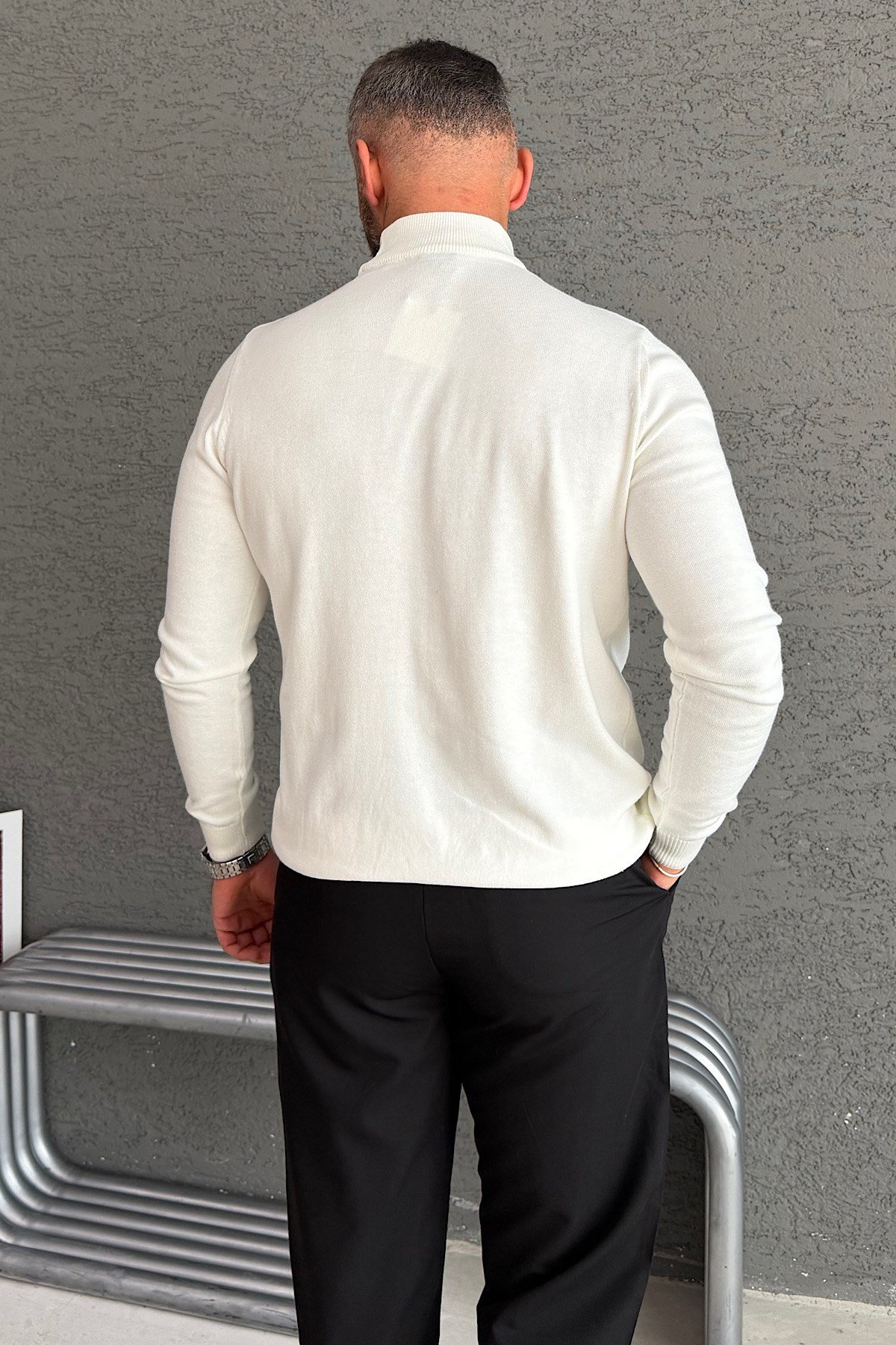 Beyaz Boğazlı Basic Triko Kazak