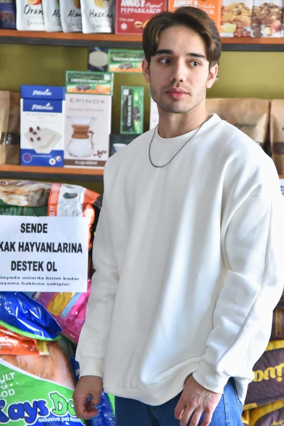 Bol Kalıp Beyaz Basic Sweatshirt