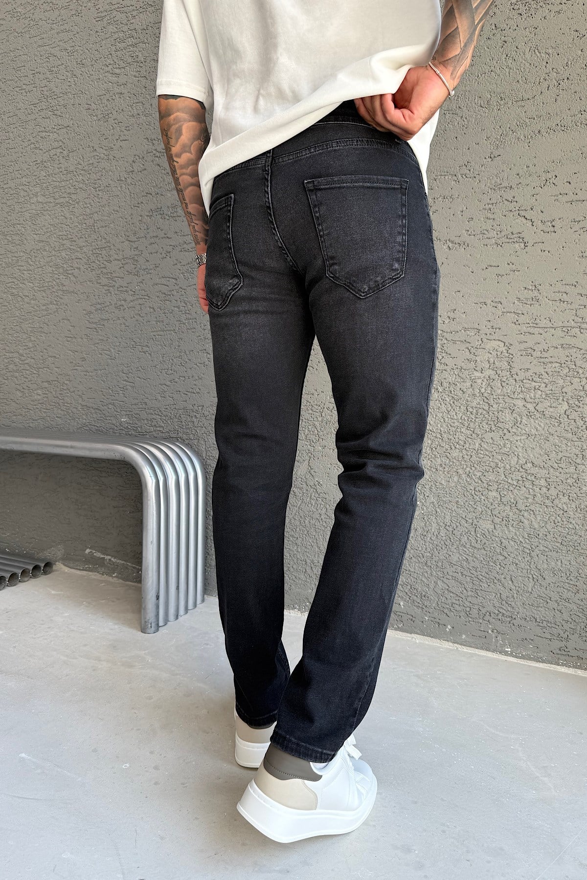 Siyah Eskitme Deteyalı Regular Pantolon 