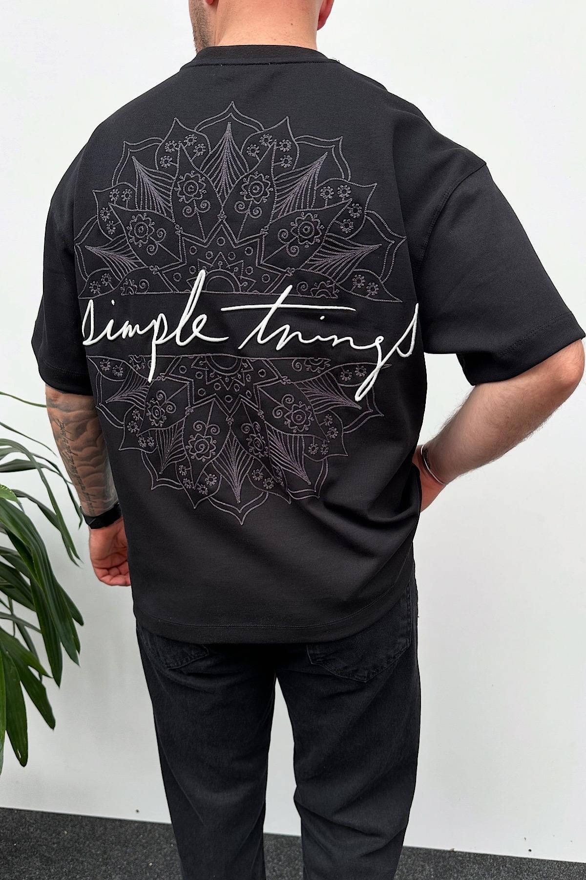 Siyah Nakış Detaylı Baskılı T-Shirt