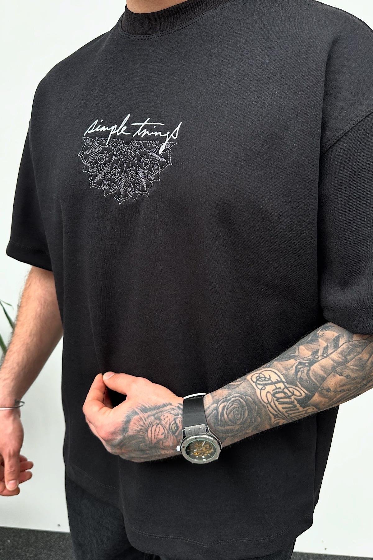 Siyah Nakış Detaylı Baskılı T-Shirt
