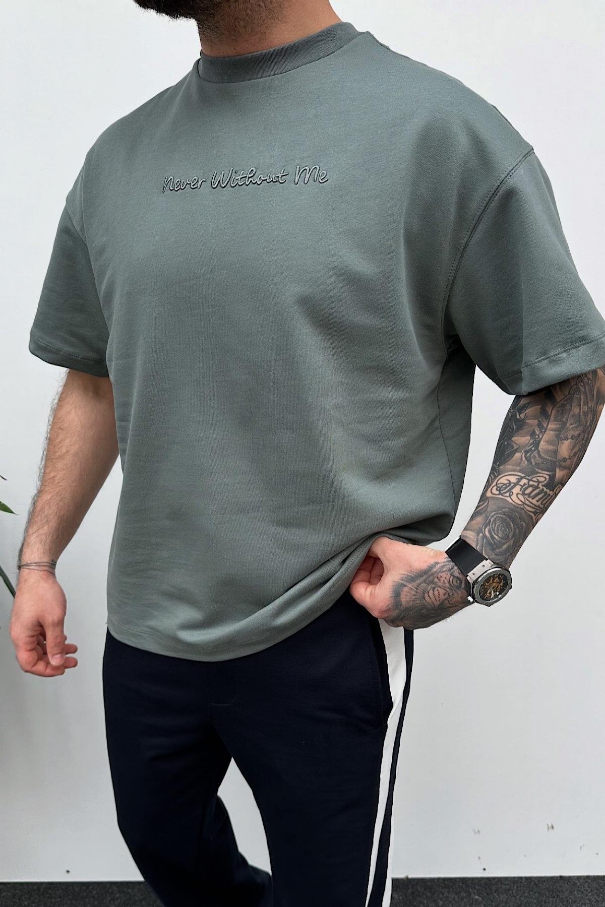 Yeşil Nakış Detaylı Baskılı T-Shirt