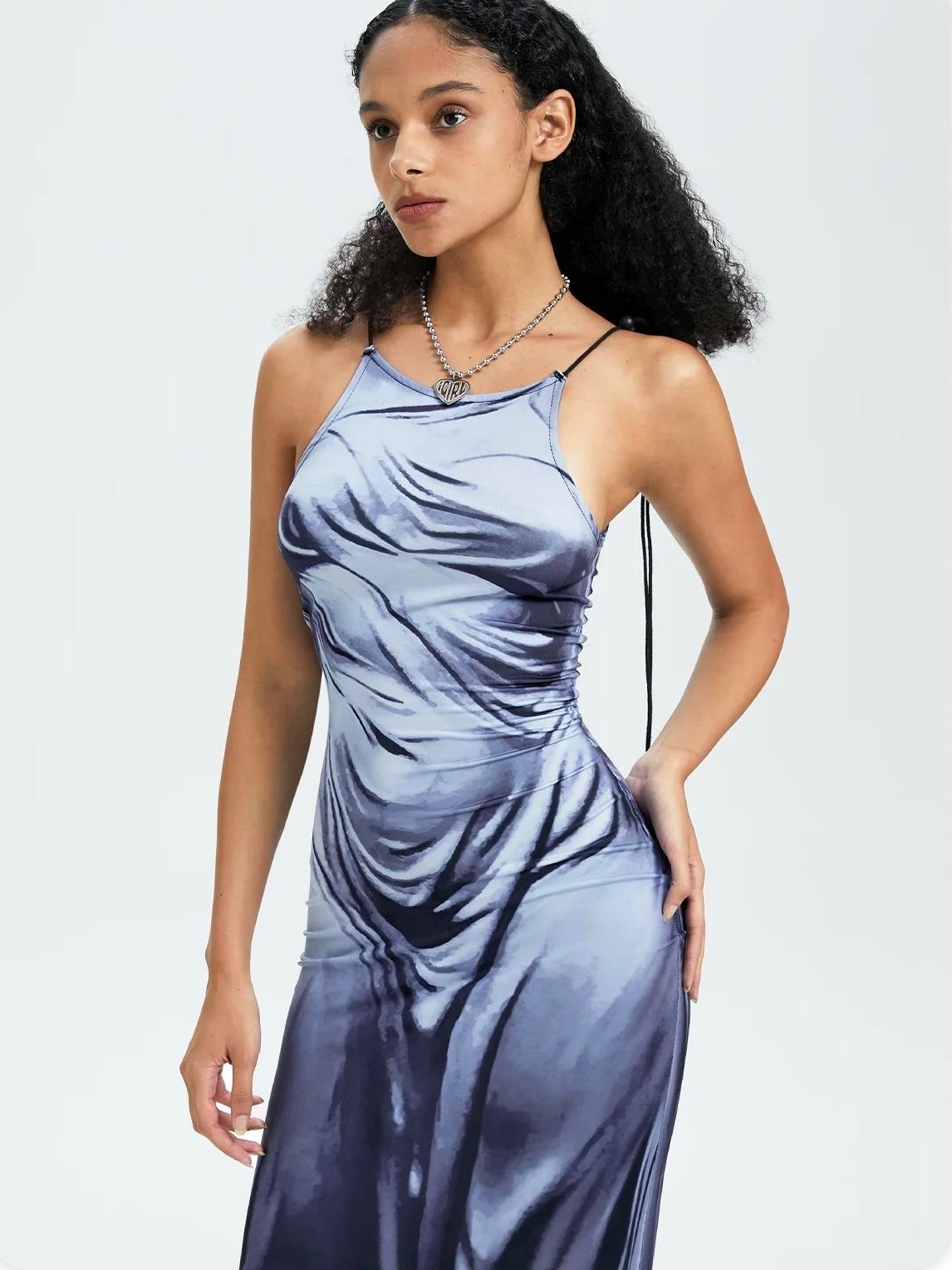 ASKILI VÜCUT BASKILI SİYAH ELBİSE