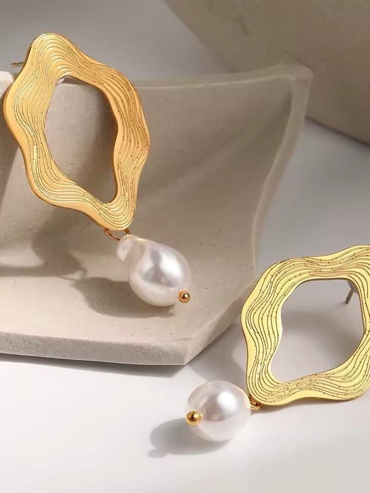 DALGALI İNCİ DETAYLI KÜPE