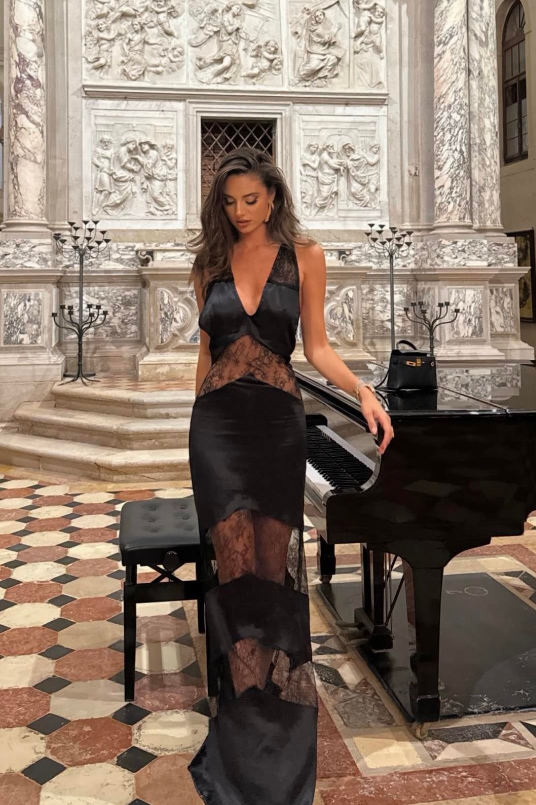 Dantel Panelli Derin Dekolteli Saten Elbise