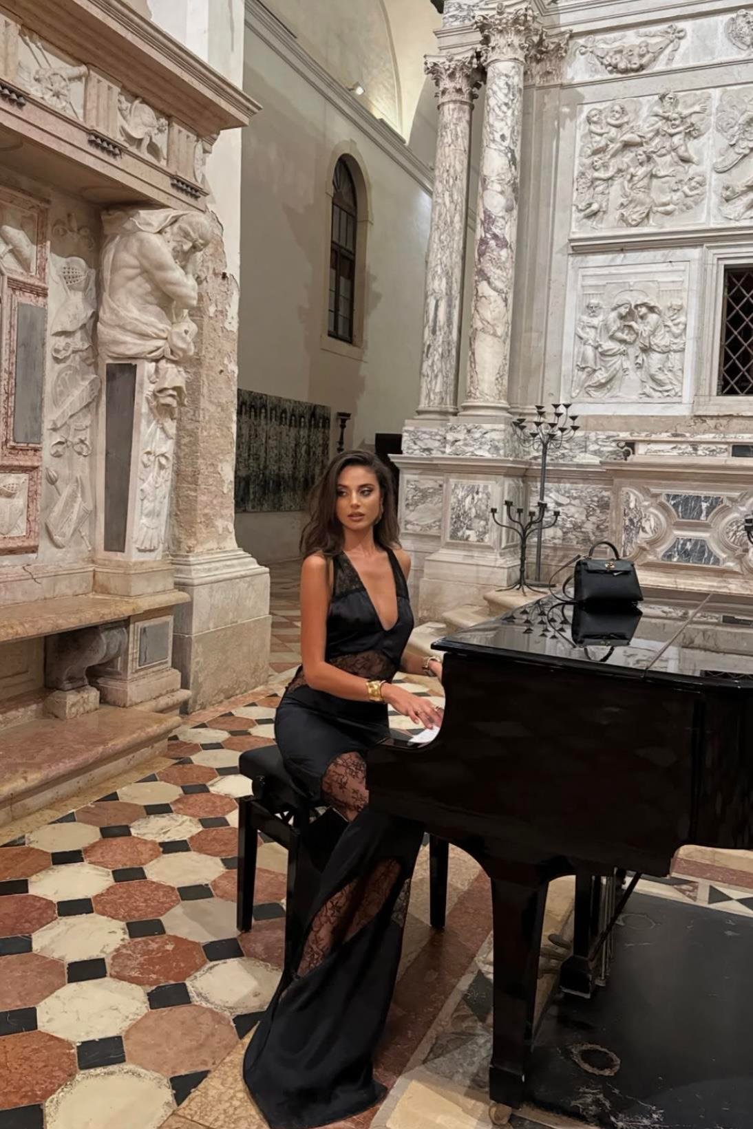 Dantel Panelli Derin Dekolteli Saten Elbise