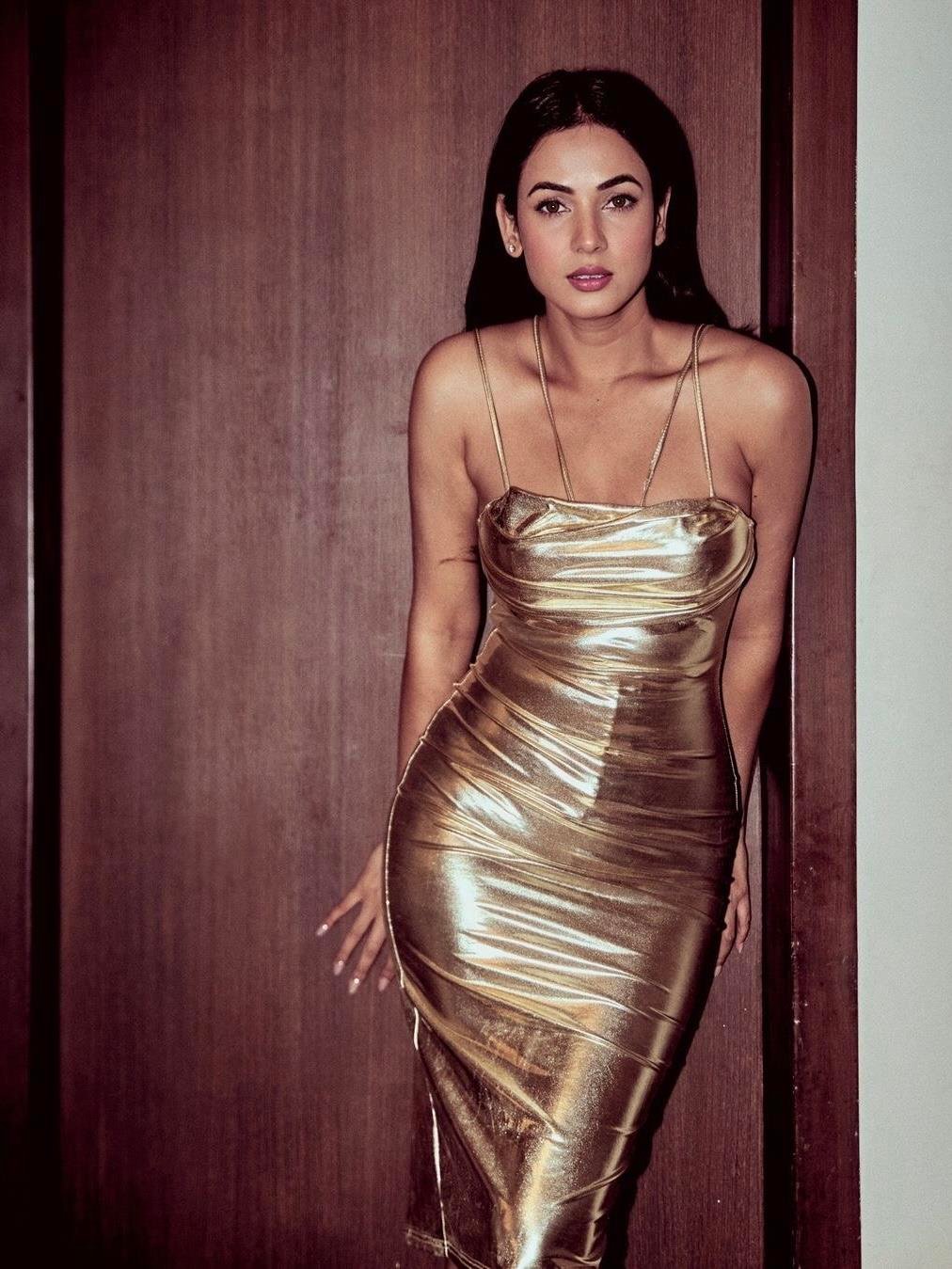 GOLD DRAPELİ ELBİSE