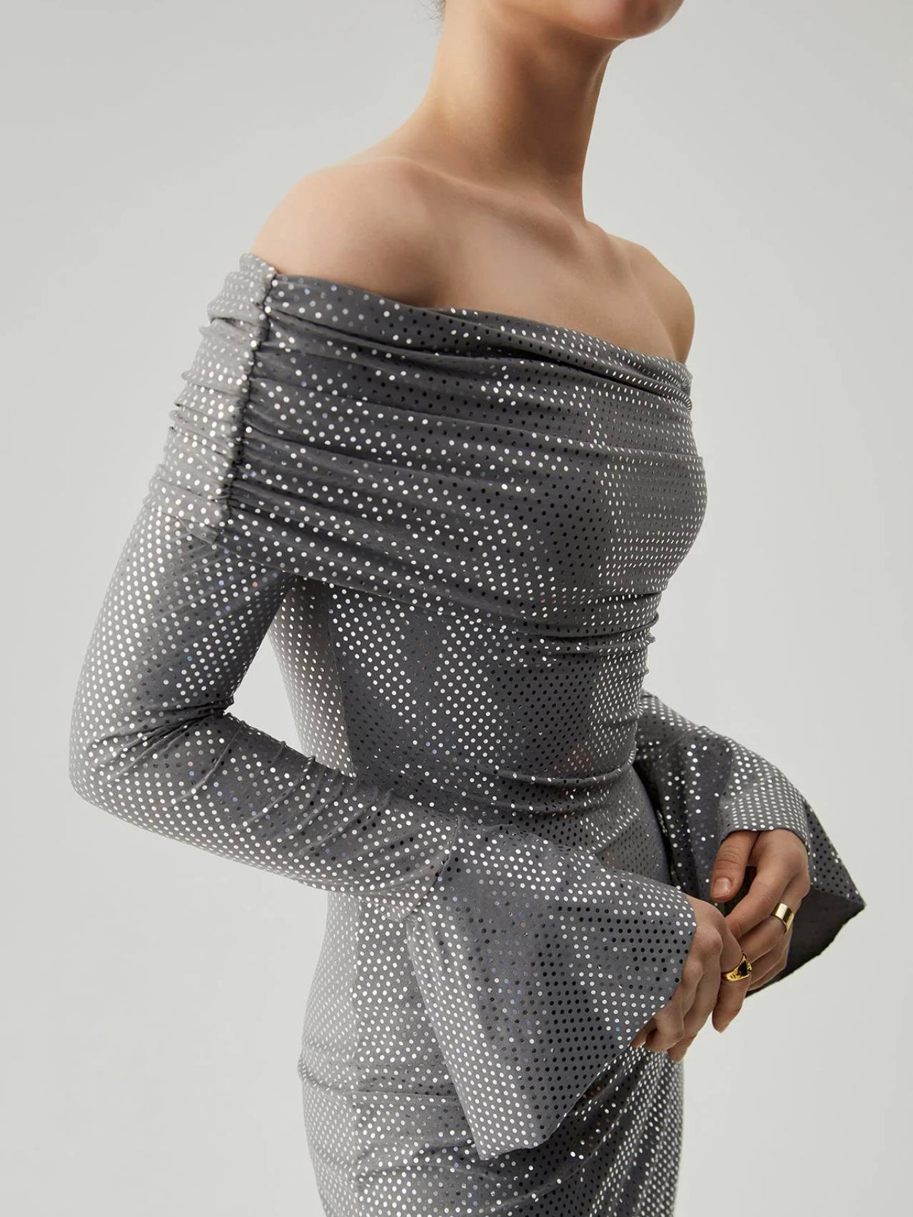 PARLAK OMUZ DEKOLTELİ ELBİSE