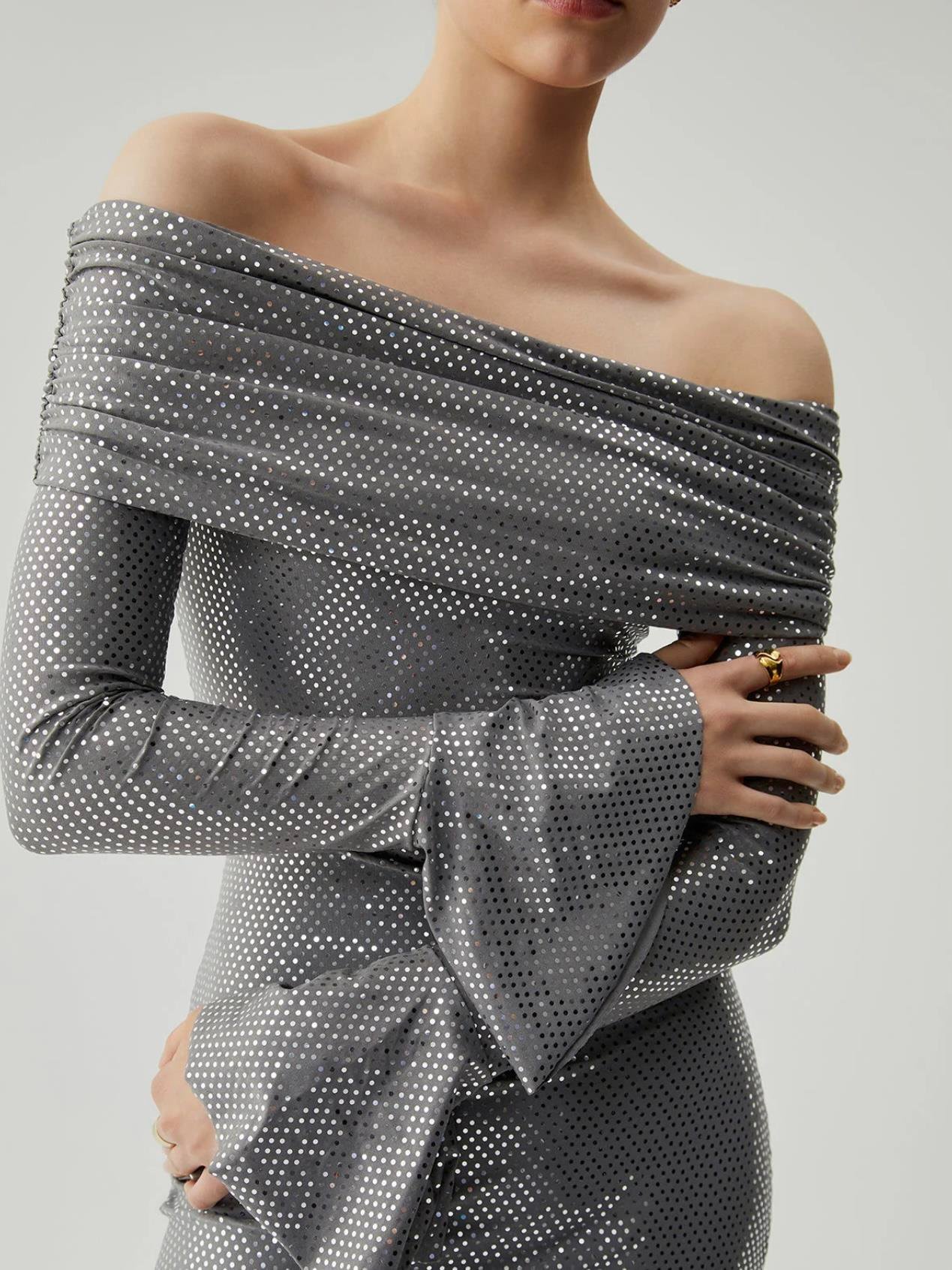 PARLAK OMUZ DEKOLTELİ ELBİSE