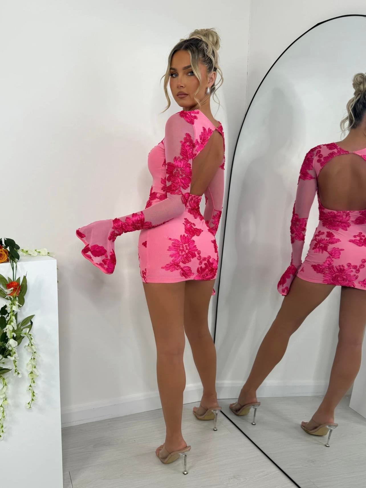 PEMBE ÇİÇEK İŞLEMELİ MİNİ ELBİSE