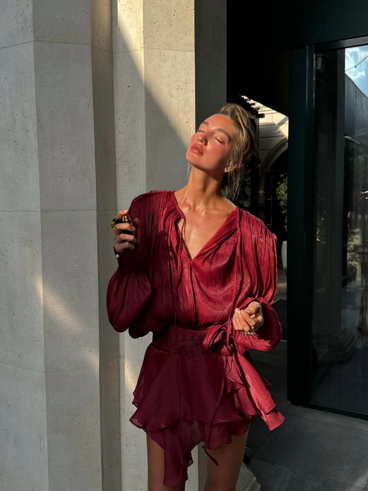 Saten Görünümlü Pliseli Bordo Mini Elbise