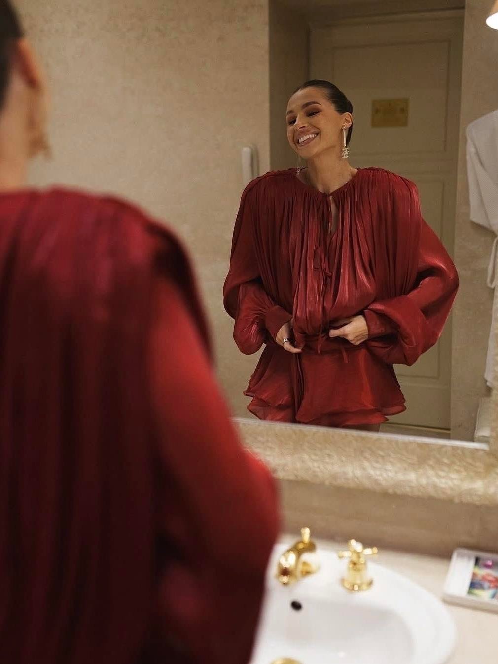 SATEN GÖRÜNÜMLÜ PLİSELİ BORDO MİNİ ELBİSE