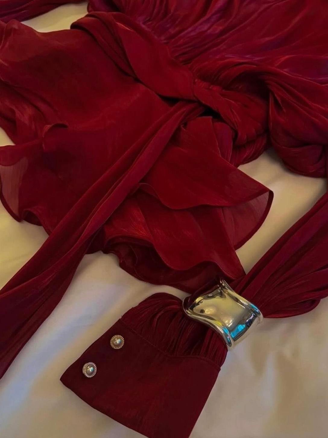 SATEN GÖRÜNÜMLÜ PLİSELİ BORDO MİNİ ELBİSE