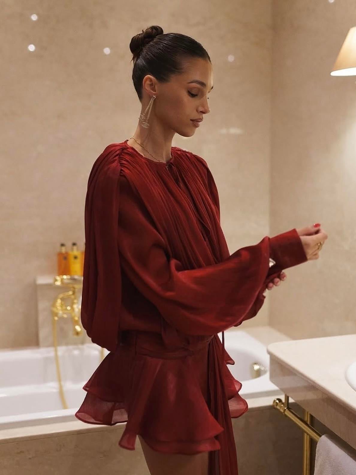 SATEN GÖRÜNÜMLÜ PLİSELİ BORDO MİNİ ELBİSE