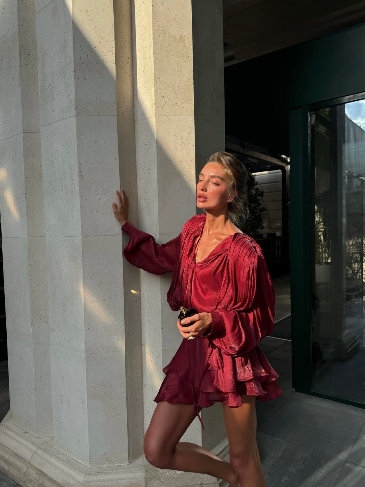 Saten Görünümlü Pliseli Bordo Mini Elbise