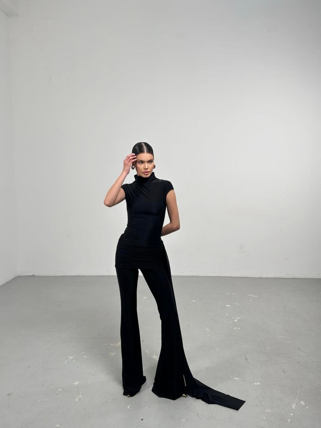 SİYAH DRAPE VE ETEK DETAYLI TULUM