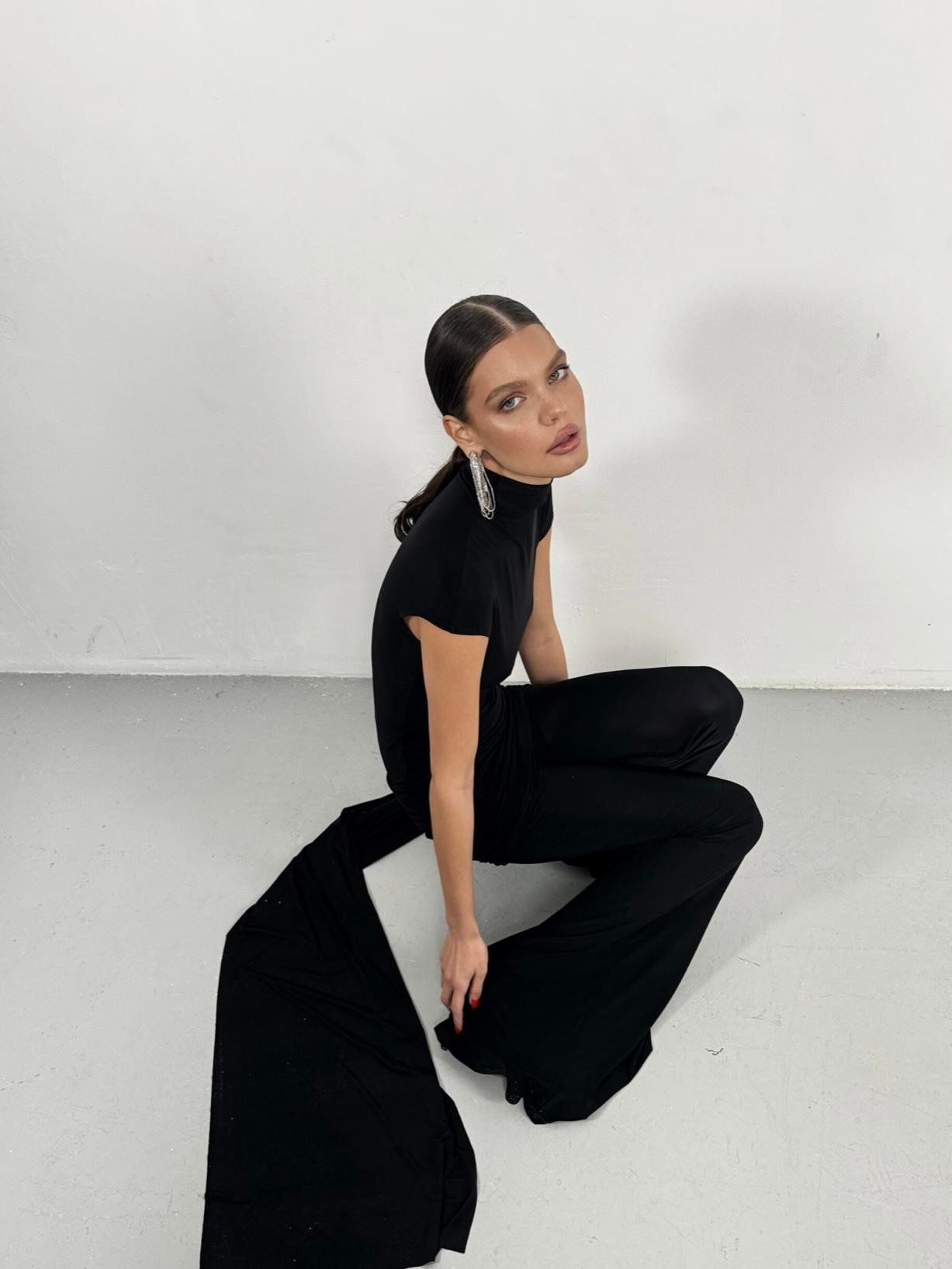 SİYAH DRAPE VE ETEK DETAYLI TULUM