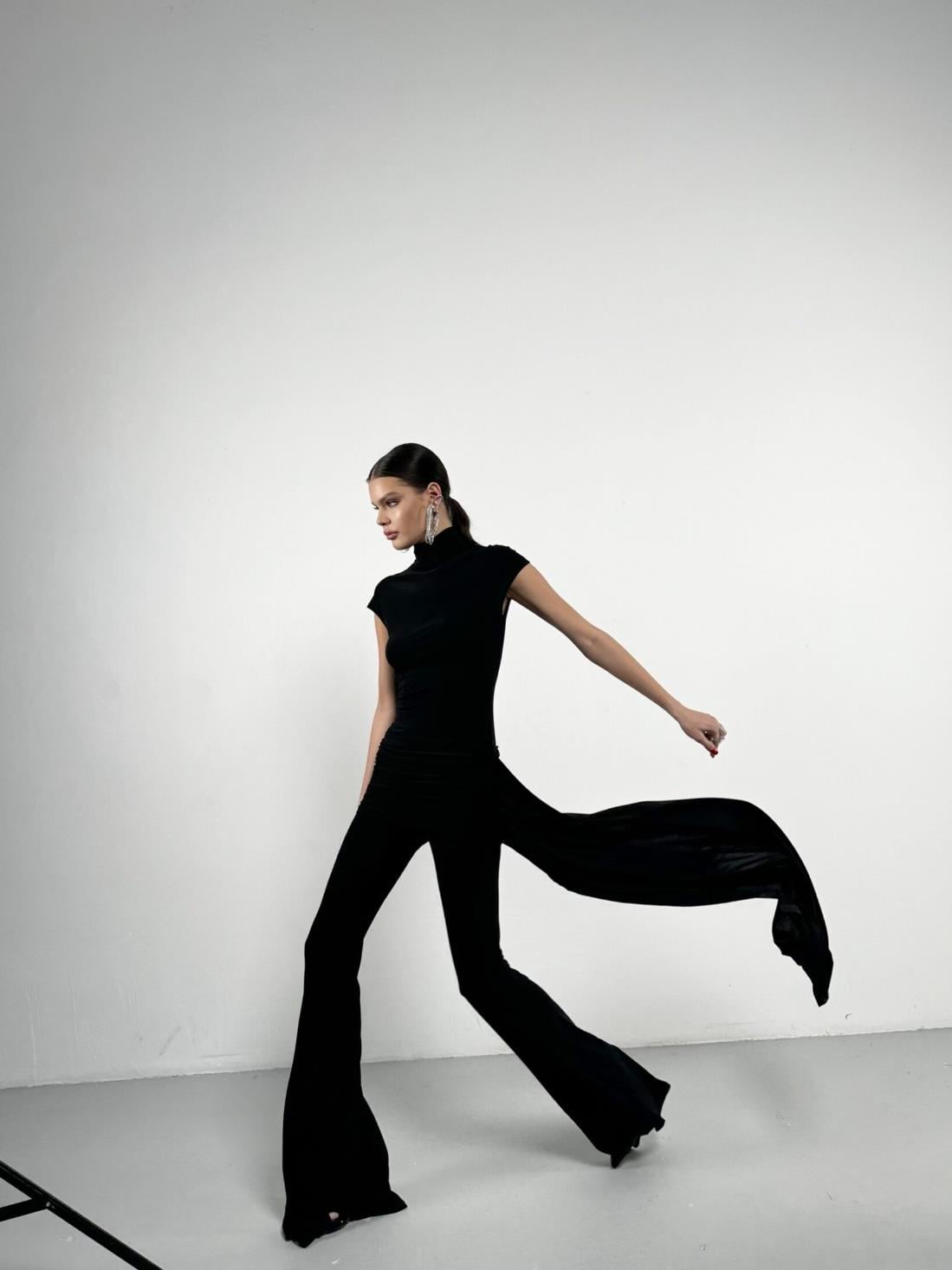 SİYAH DRAPE VE ETEK DETAYLI TULUM