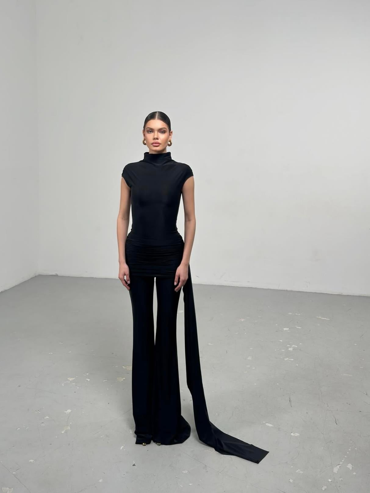 SİYAH DRAPE VE ETEK DETAYLI TULUM