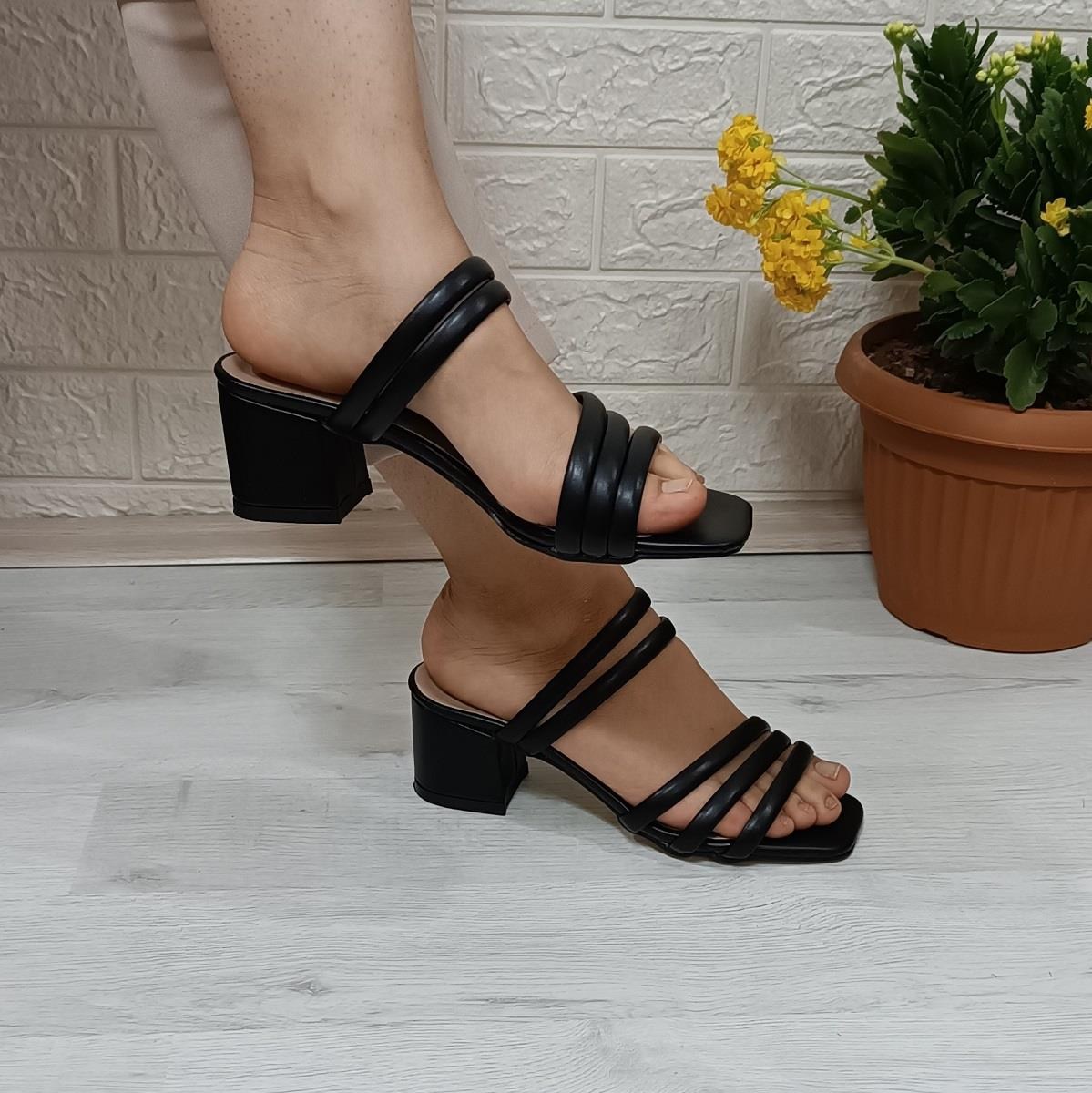 Fiyra 7010 Siyah 5cm Kare Topuk Üç Bant Bayan Terlik Ayakkabı