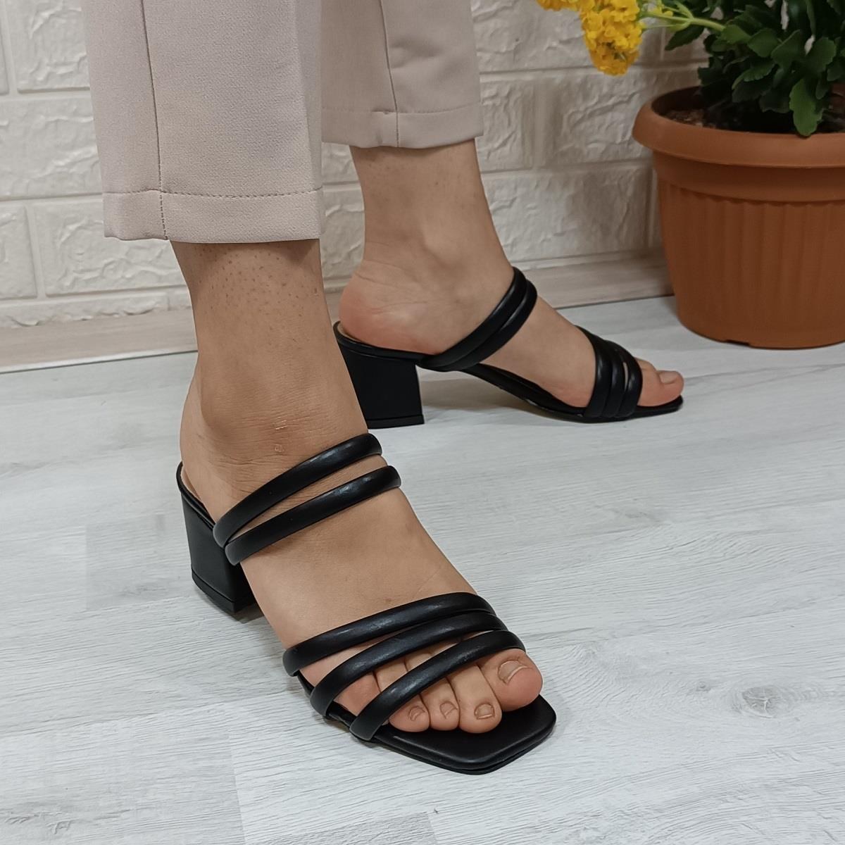 Fiyra 7010 Siyah 5cm Kare Topuk Üç Bant Bayan Terlik Ayakkabı