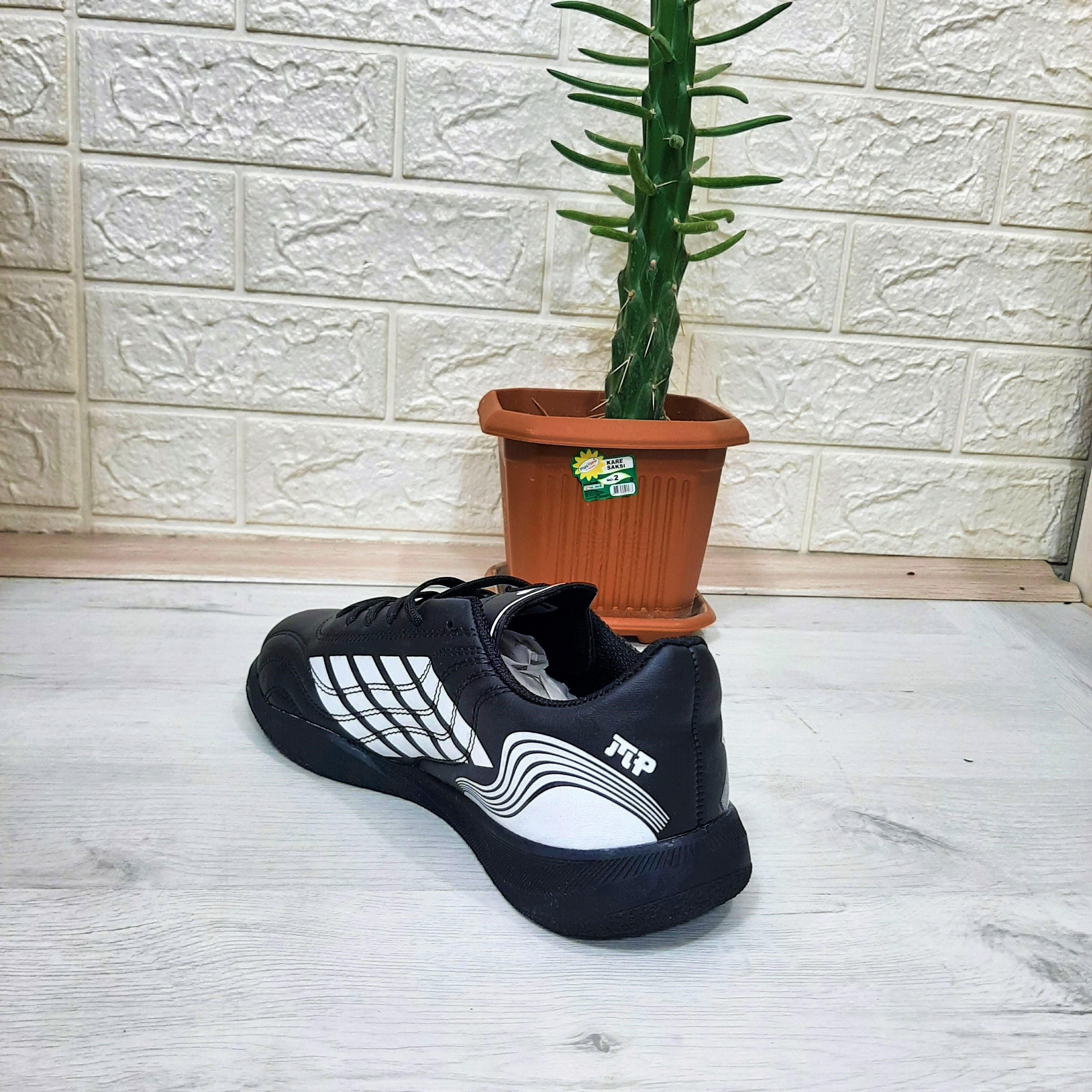M.P 1351 Siyah-Beyaz Kaymaz Taban Futsal Futbol Ayakkabı
