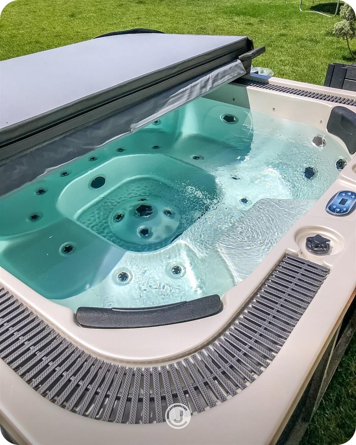 Taşmalı Dış Mekan Isıtmalı 7 Kişilik Bahçe ve Teras Spa Jakuzi 220x220x100 (h)