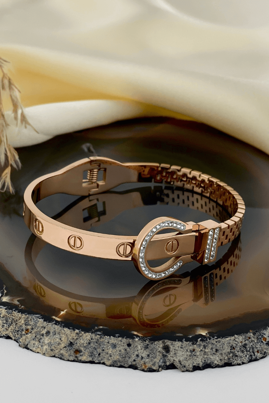 Bronz Renk Kemer Detaylı Taşlı Kelepçe Bileklik