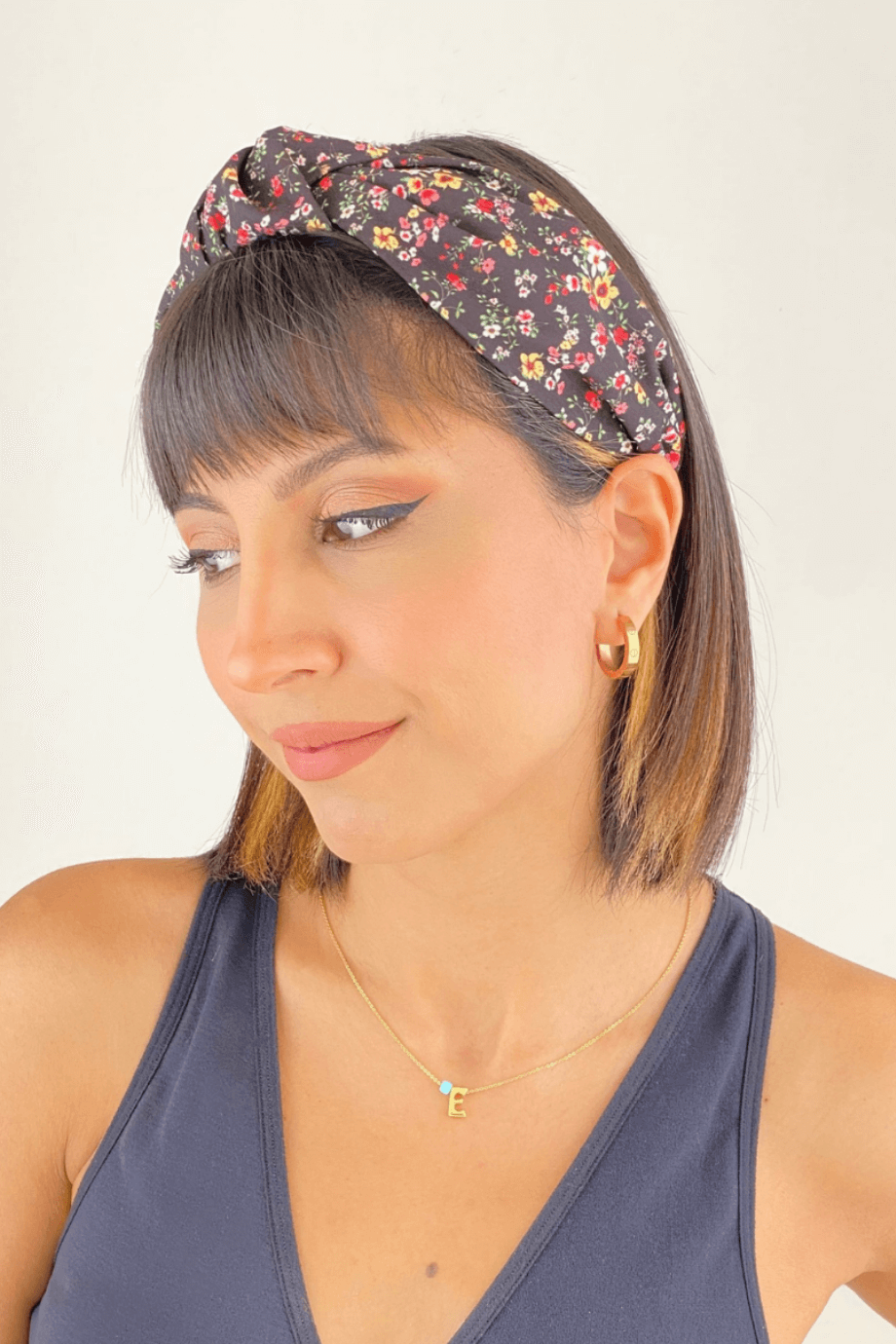 Kadın Çiçekli Düğümlü Saç Tacı