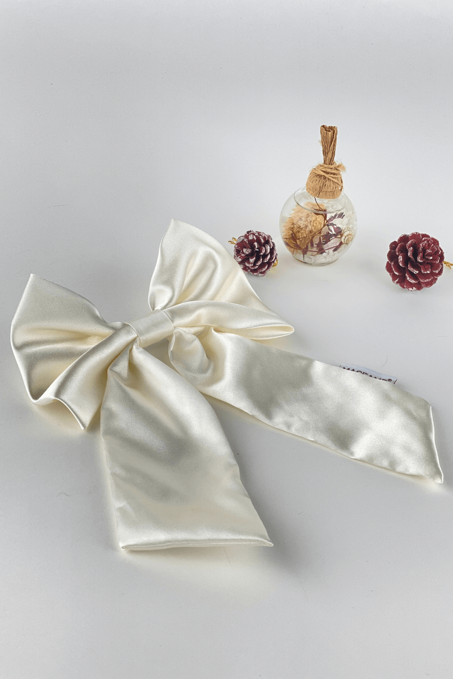 Kuyruklu Fiyonk Beyaz Saten Toka