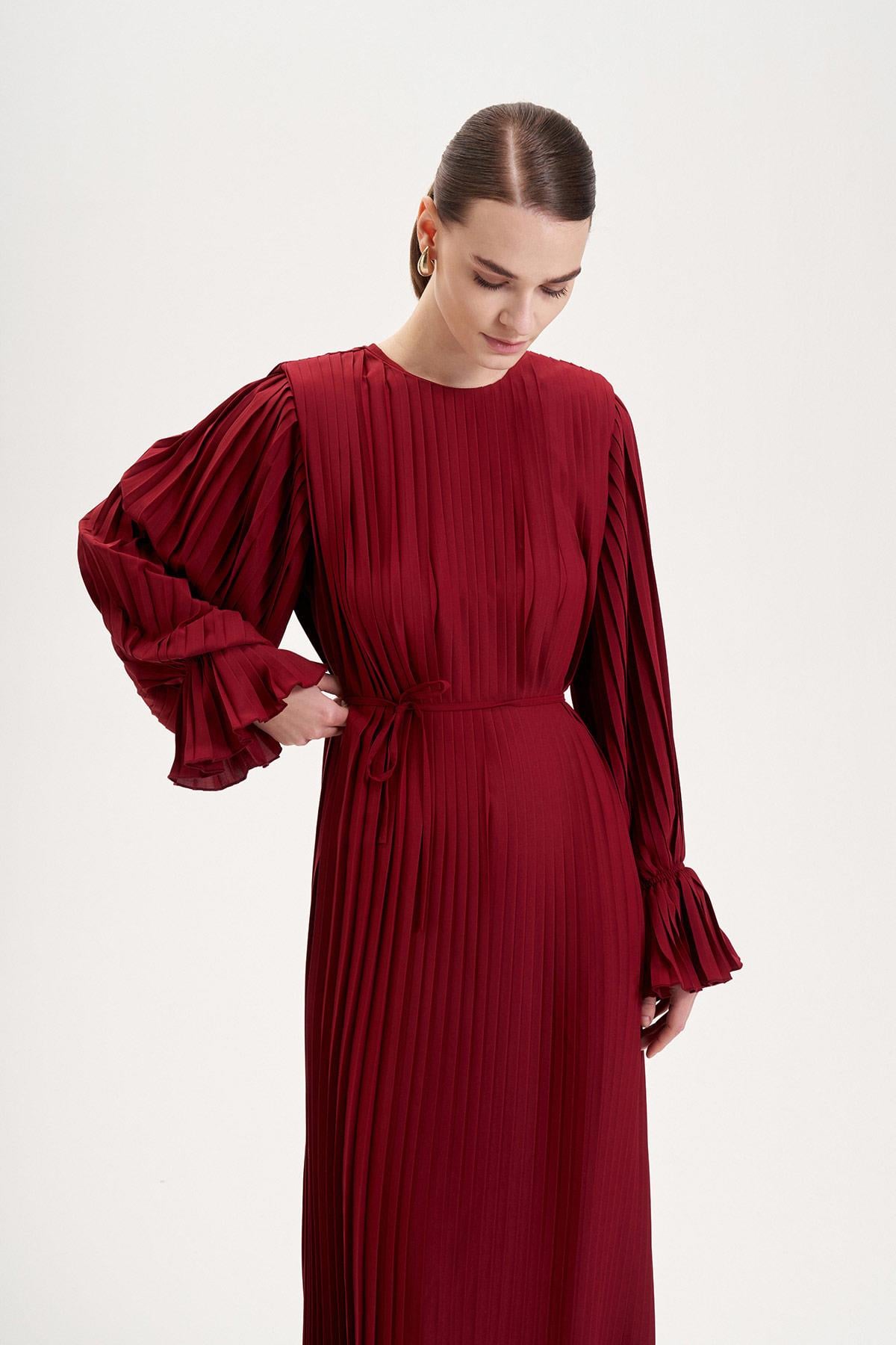 KAREN KREP PLİSE ELBİSE BORDO