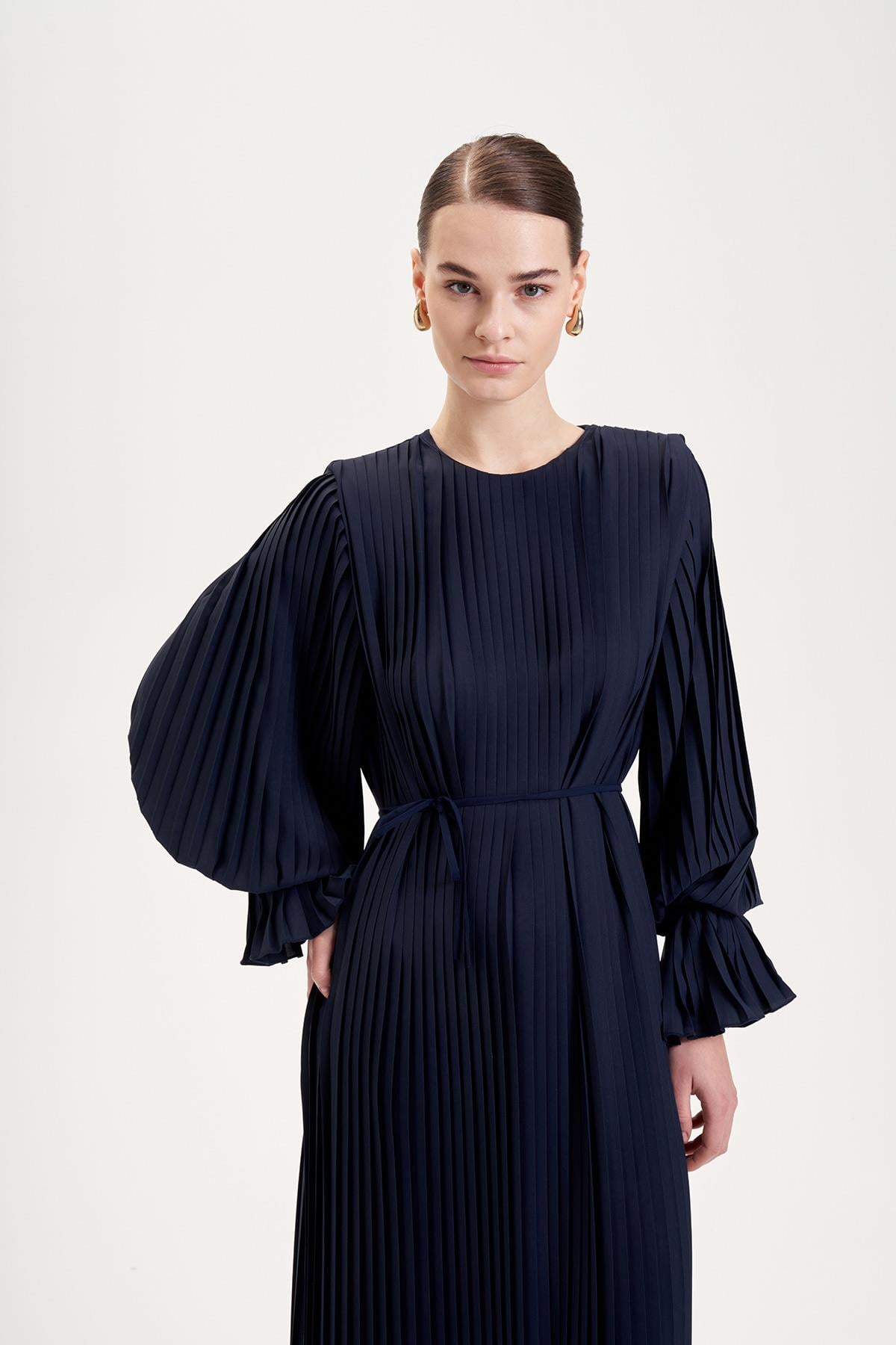 KAREN KREP PLİSE ELBİSE LACİVERT