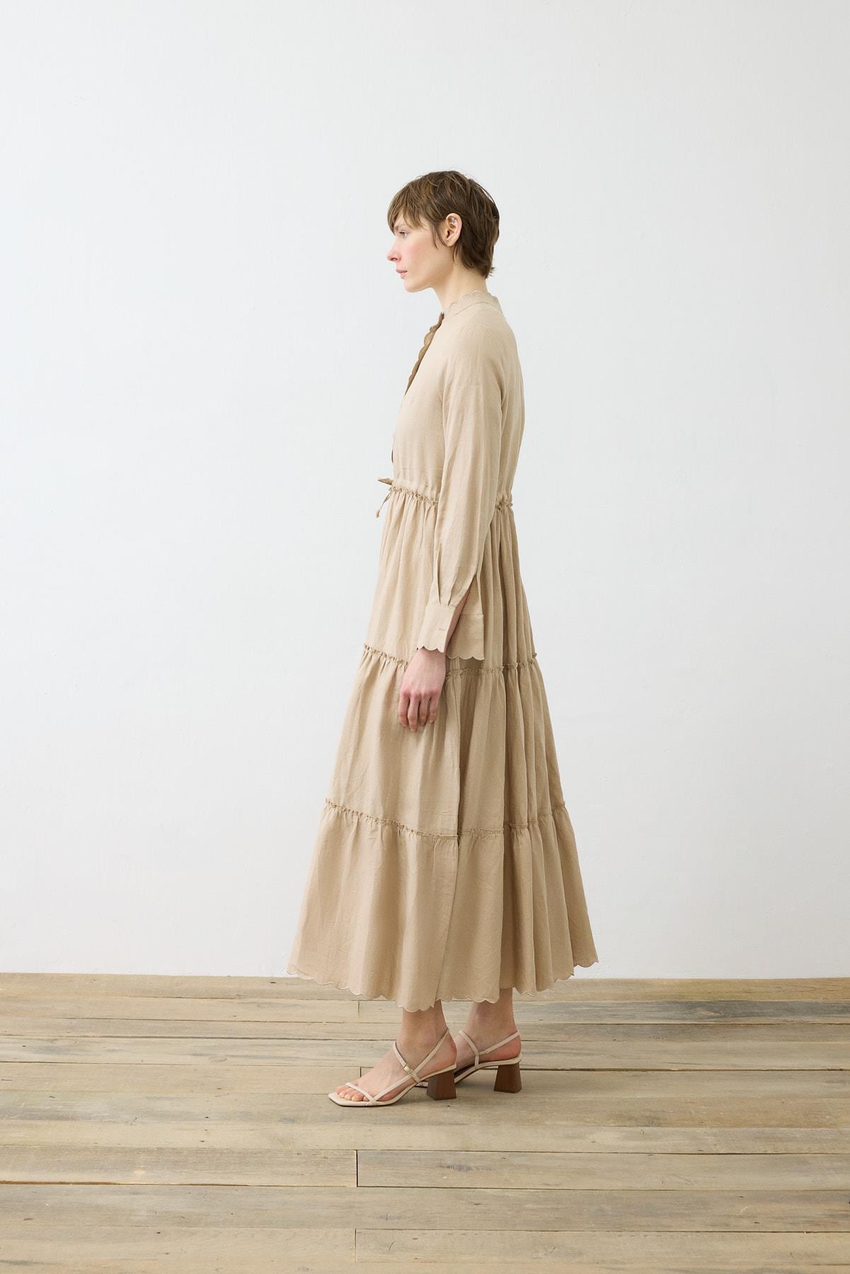 ROMANCE %100 KETEN DİLİM DETAYLI ELBİSE CAMEL