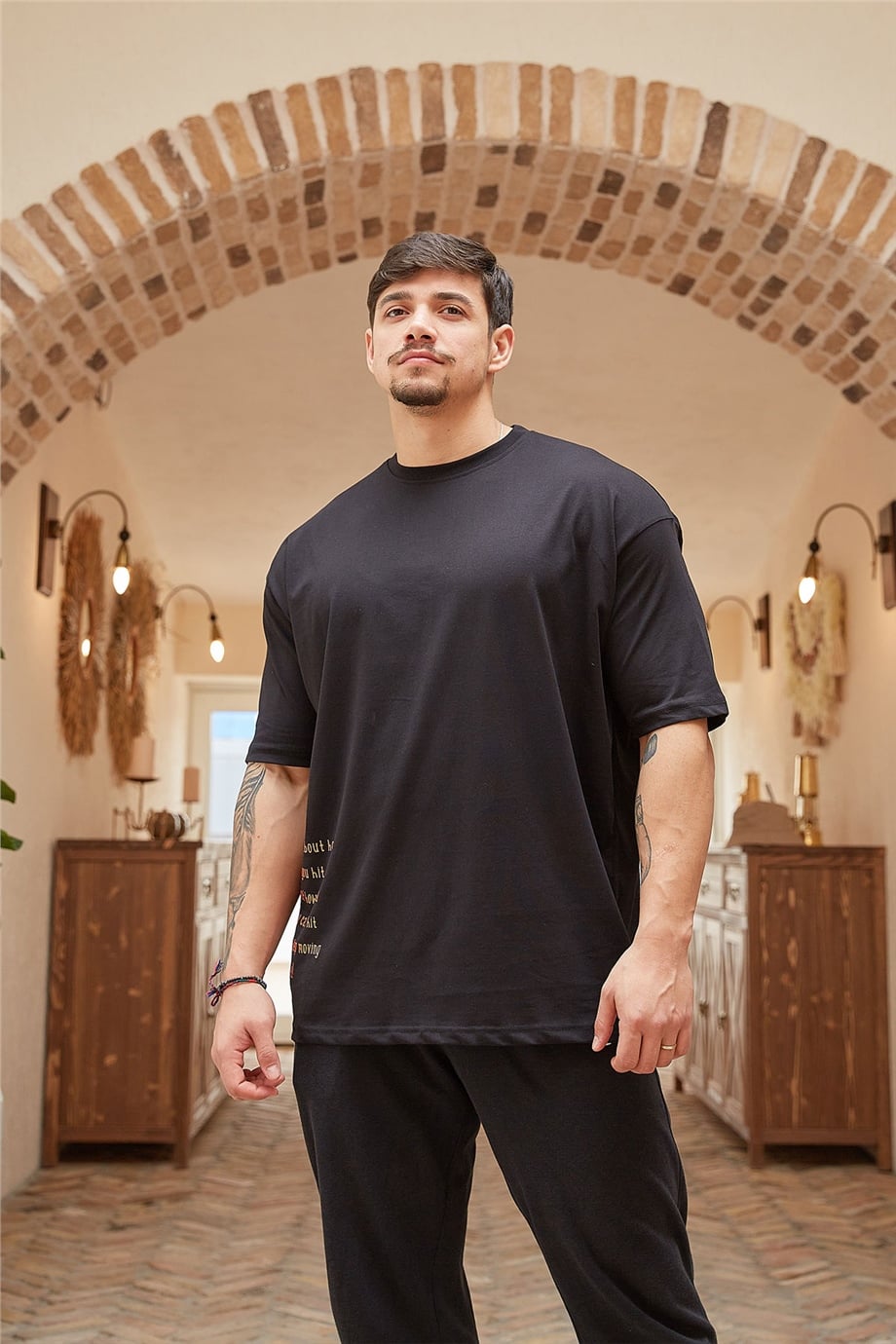 Ense ve Bel Detaylı Siyah Oversize T-Shirt