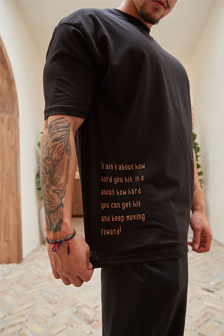 Ense ve Bel Detaylı Siyah Oversize T-Shirt